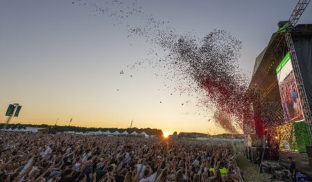 Billede af konfetti ved scenen på Grøn Koncert-pladsen.